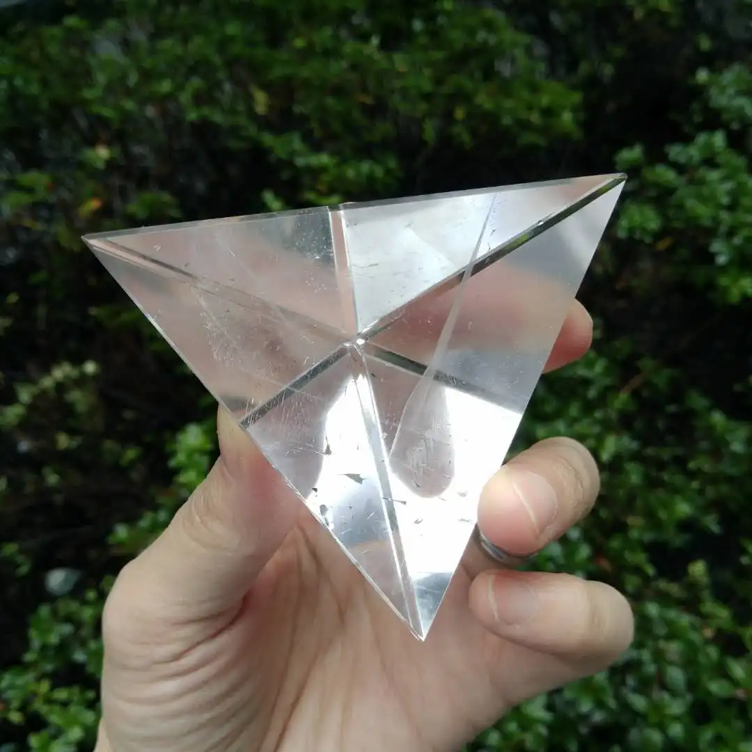 Tetrahedron Пирамида кварца природного чистого Поющая кристальная пирамида для