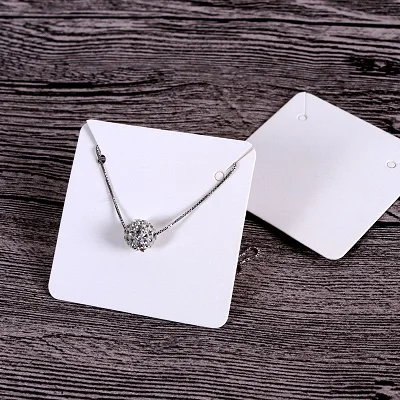 100 шт. 5x5 см пустой крафт Бумага Цепочки и ожерелья Jewelry Дисплей Карты Повесить пользу метка для изготовления ювелирных изделий diy аксессуары оптом - Цвет: white