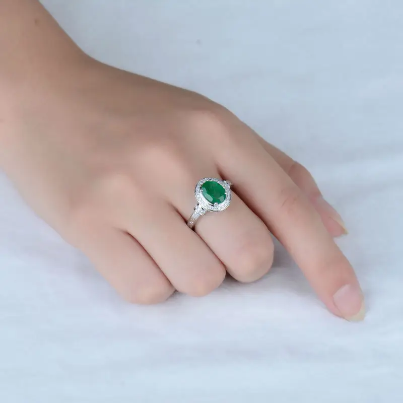 Кольца из белого золота с изумрудами и бриллиантами 14 к овальной огранки 7x9 мм