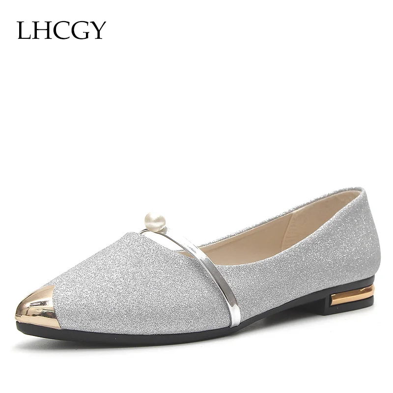 На весну с украшениями женская обувь на плоской подошве открытым носком и в виде