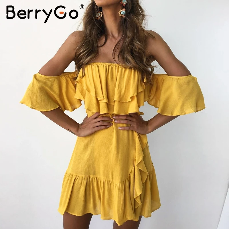 Женское Короткое платье на молнии BerryGo черное кружевное с открытыми плечами и