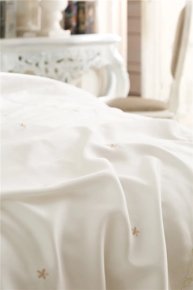 Комплект постельного белья из белого шелка с вышивкой и кружевом тенсела