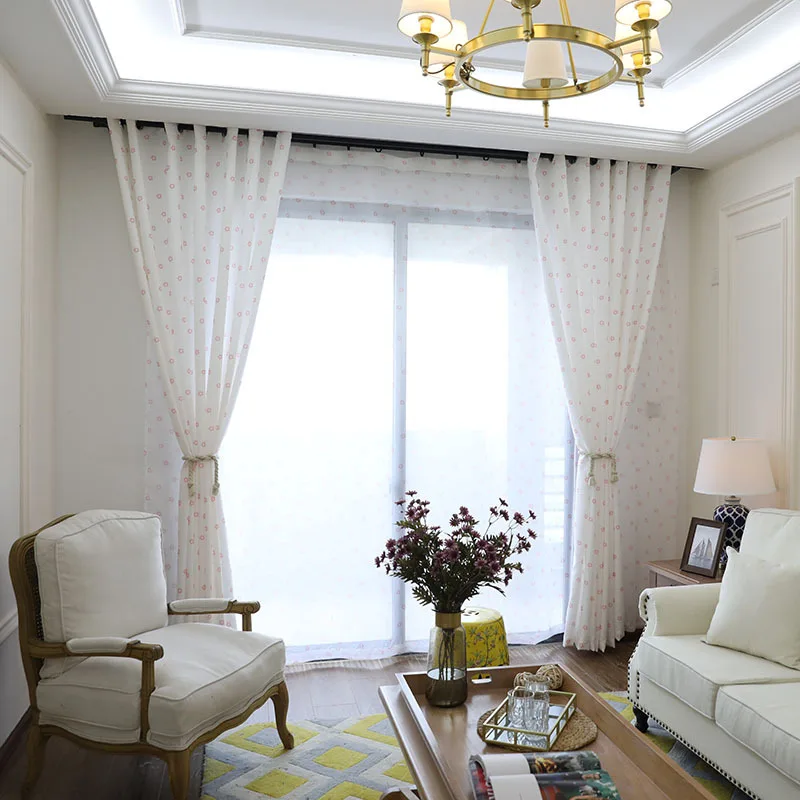 Европейская современная простая средиземноморская американская гостиная