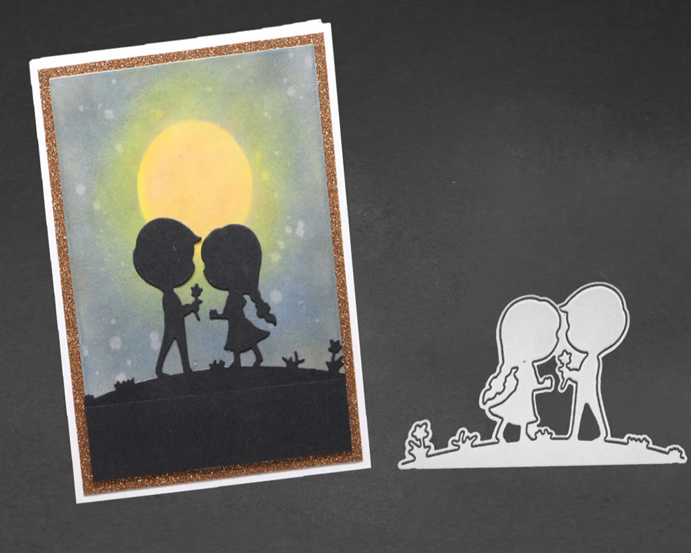 Маленький мальчик и маленькая формочка в виде девушки металлическая Форма для