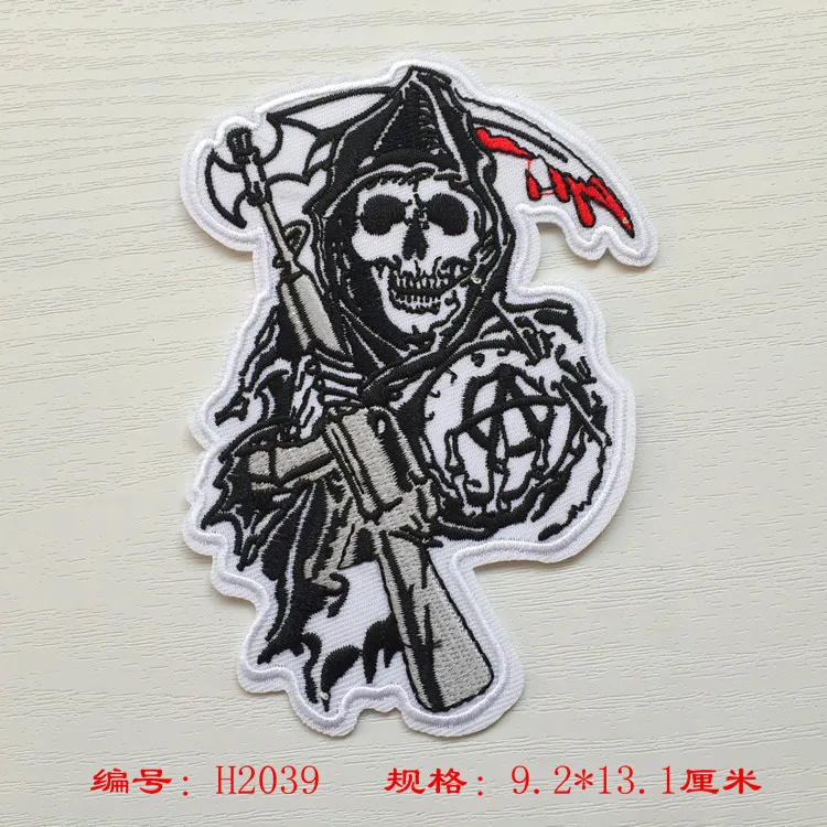 Дешевые Вышивка Патчи Для Одежды 1 ШТ. Прокатки Язык Железа На Punk Череп Письмо