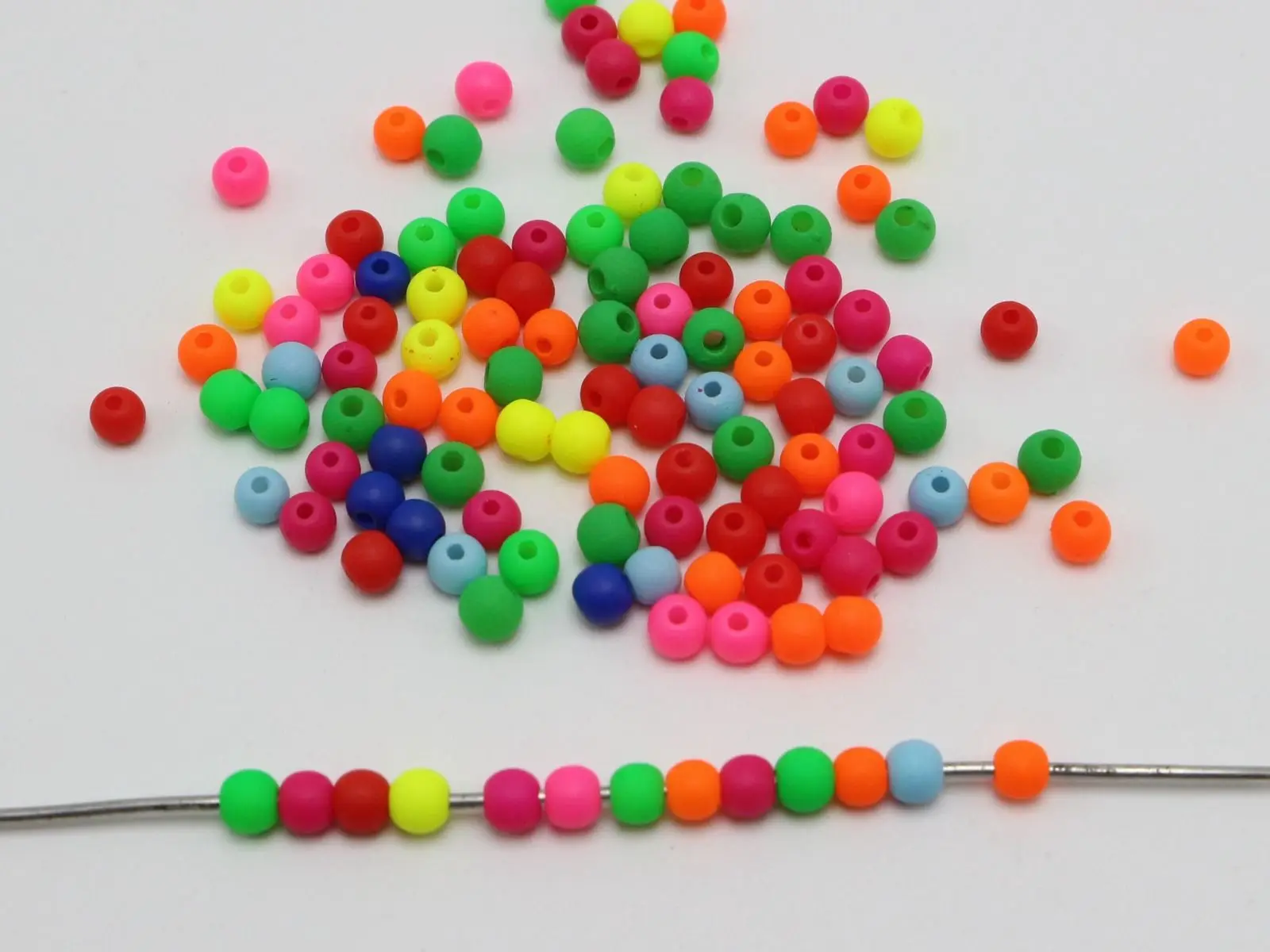 1000 cuentas redondas de colores neón mezcladas heladas, 4mm, bolas lisas, semillas