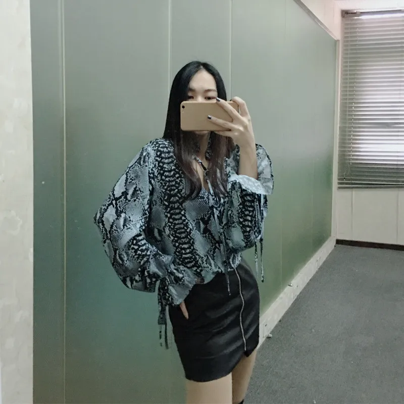 Женская шифоновая блузка свободная синяя со змеиным узором кимоно Летняя туника