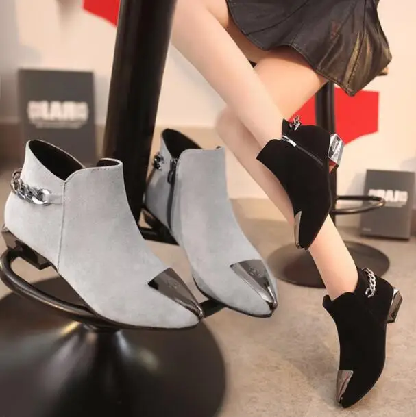 Женские ботинки с острым носком расшитые блестками на низком каблуке цепочкой