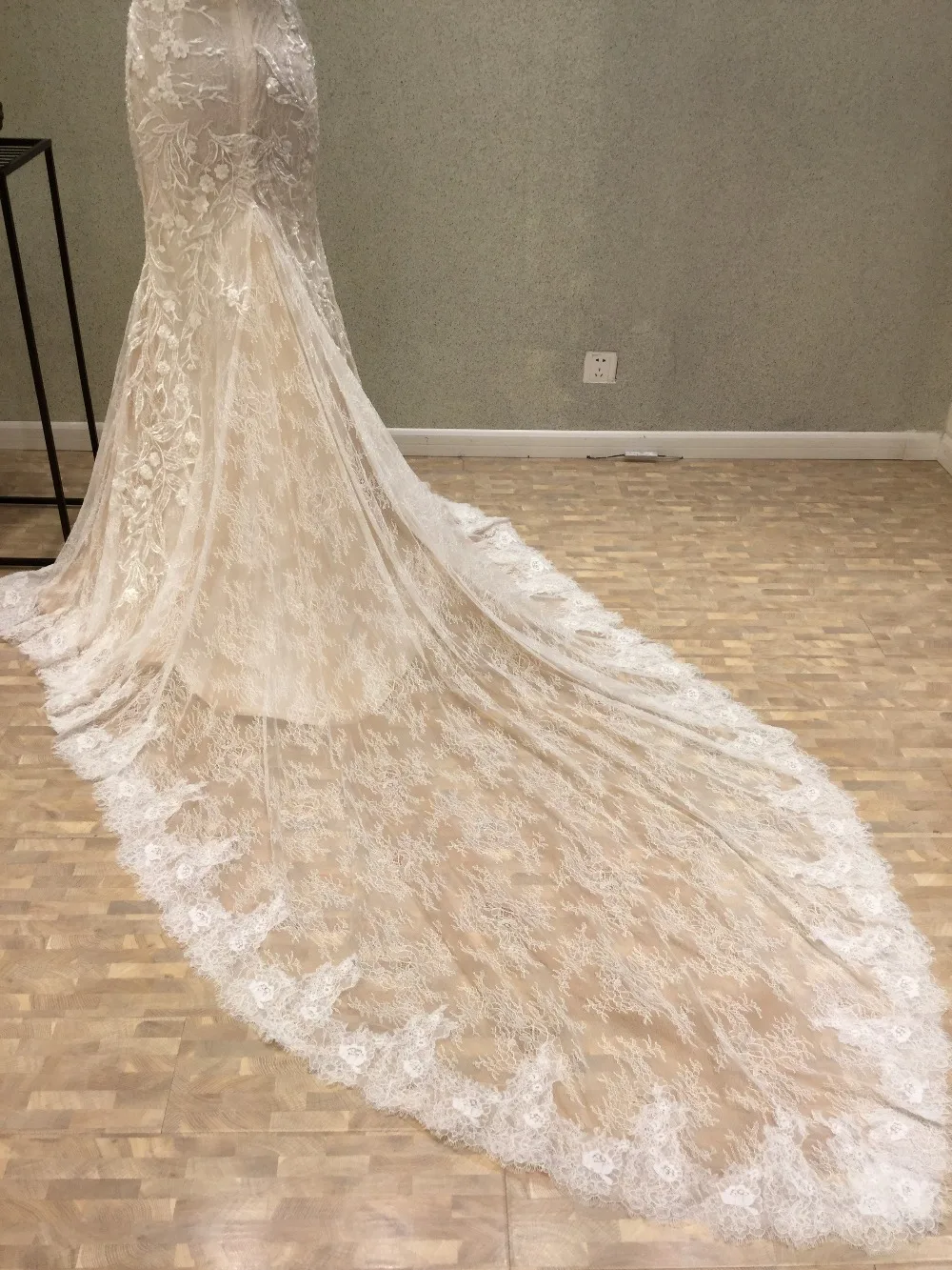 

Sexy Backless Wedding Dress 2018 Sleeveless vestido de novia Beading Halter Lace Bridal Gown Sweep Train