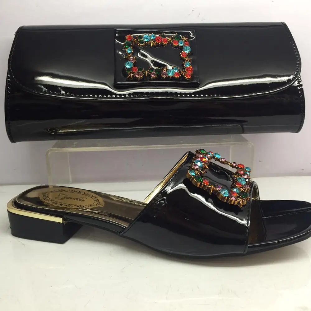 Новинка зеленые шлепанцы на низком каблуке комплект из туфель и сумочки красивые