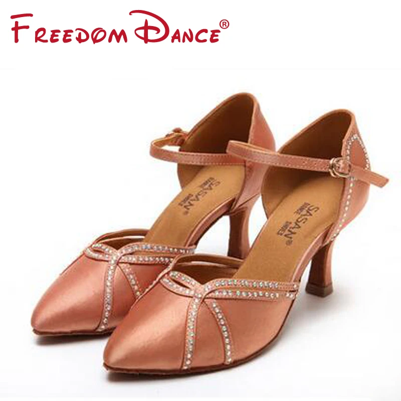 Качественные Женские атласные туфли с закрытым носком украшенные стразами для