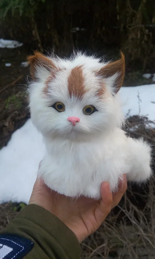 Симпатичная модель Кота из полиэтилена и меха с большой головой в подарок около