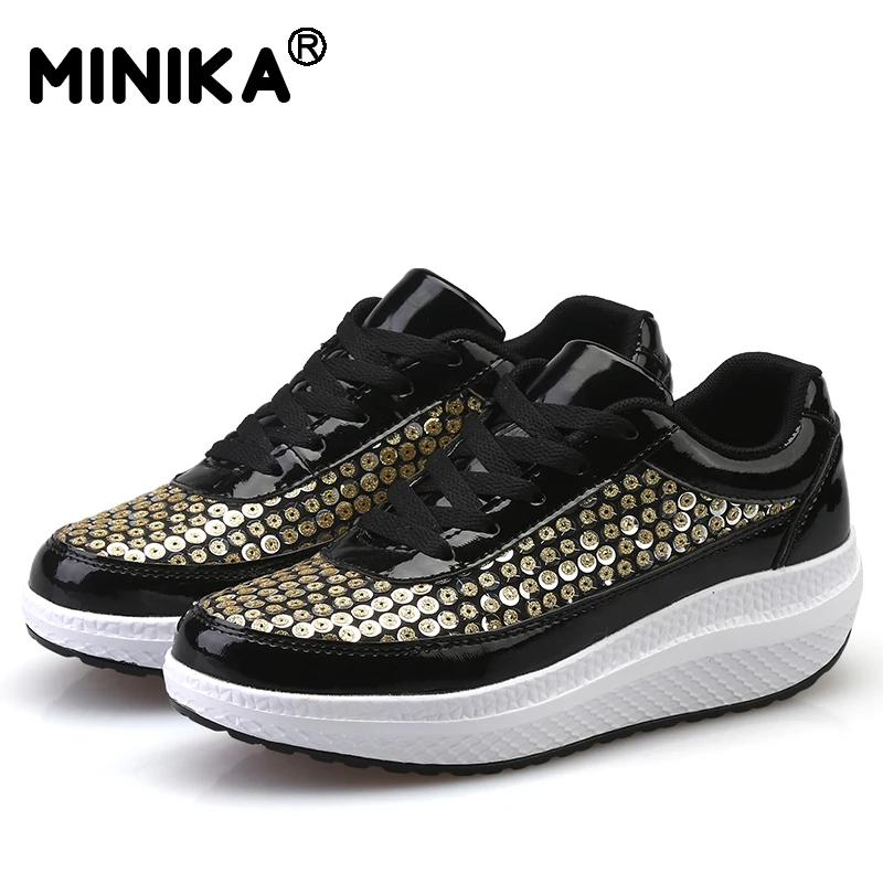 Женская повседневная обувь на танкетке визуально увеличивающая рост модель 2017