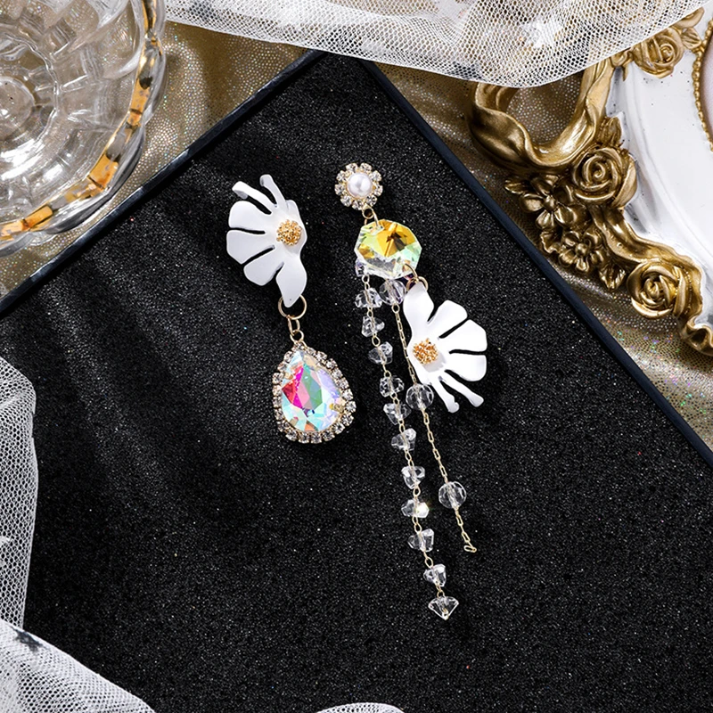 2019 Япония Корея мода Асимметричные белые лепестки кисточкой серьги сладкий