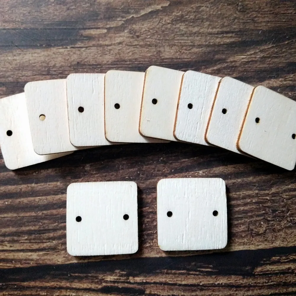 50 шт. необработанные квадратные деревянные серьги-гвоздики с двумя отверстиями |