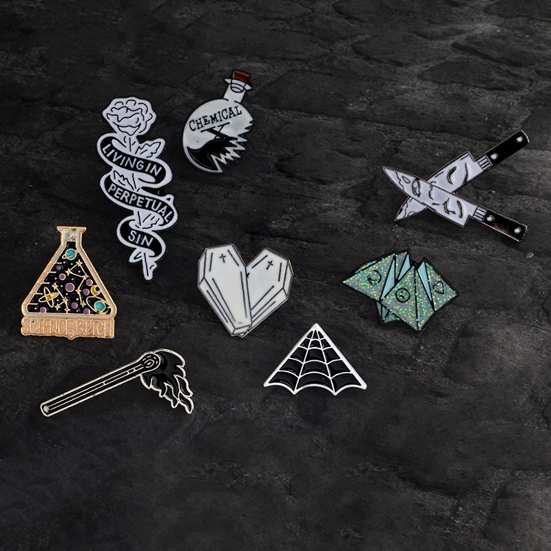 Accesorios Unisex Para Halloween Cuchillo De Daga Que Combina Con Telaraña Flor Corazón Rosa Broche De Ataúd Broche De Esmalte Punk Para Hombres Y Mujeres Ali Michael