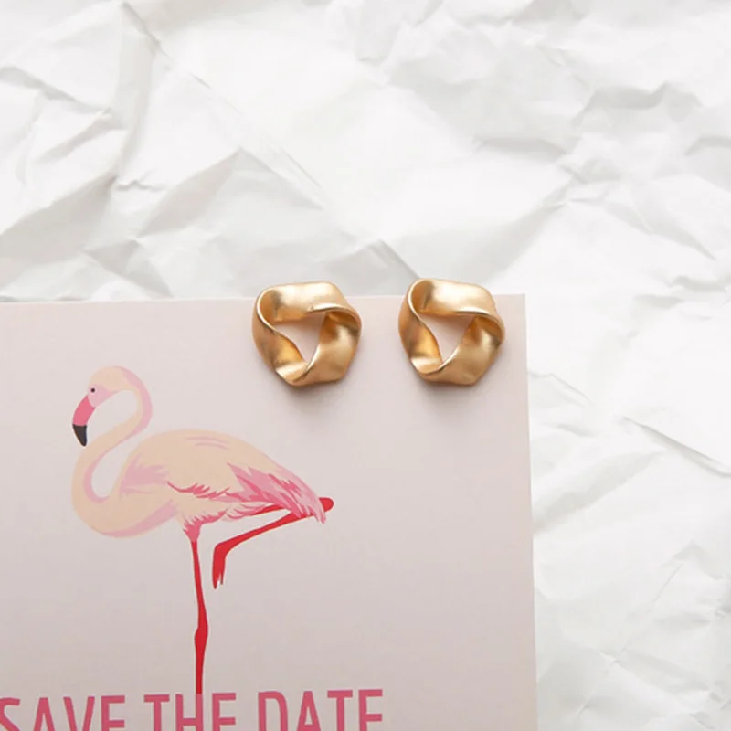 Матовое золото Цвет твист серьги со шпилькой для женщин диск неправильной формы