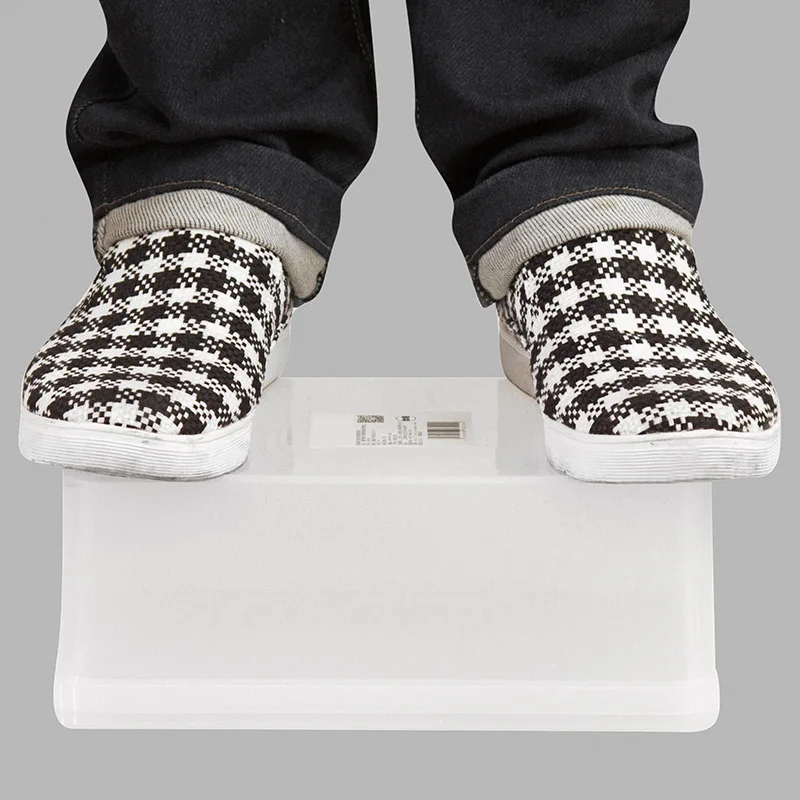 Прозрачная пластиковая крышка может быть наложена коробка для хранения одежды