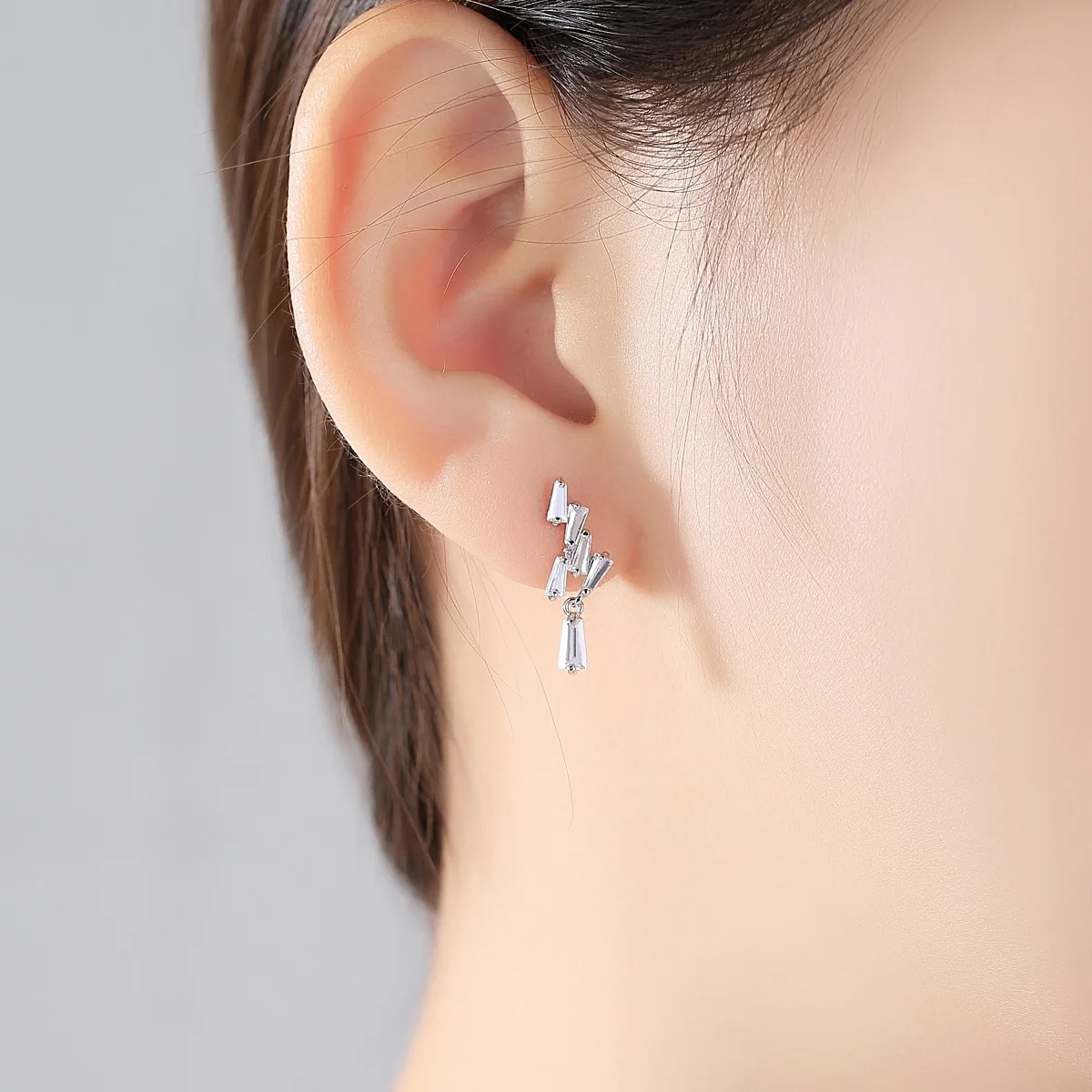 Женские короткие серьги-подвески с кристаллами циркония в форме лестницы белого