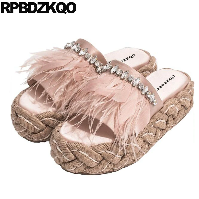Соломенные сандалии украшенные перьями Роскошные шлепанцы высокого качества со