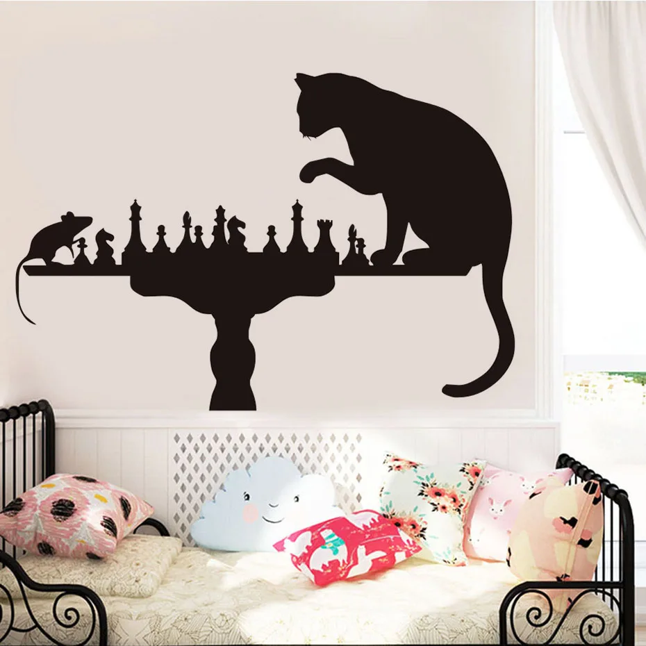 Виниловые наклейки на стену с изображением кошки играющего в шахматы мышкой для