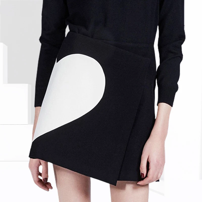Женские повседневные мини юбки с асимметричным подолом черные и белые свитера