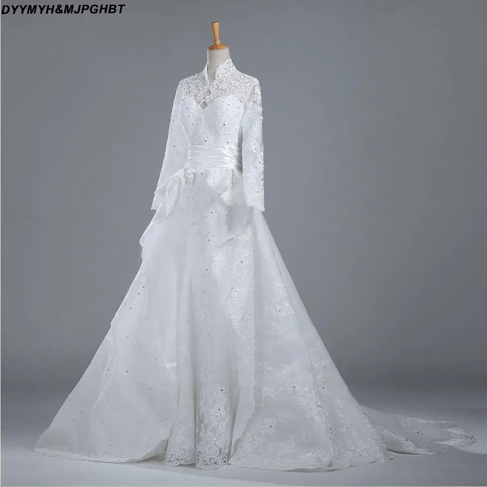 Пышные свадебные платья с высоким воротником украшенные кристаллами и кружевом