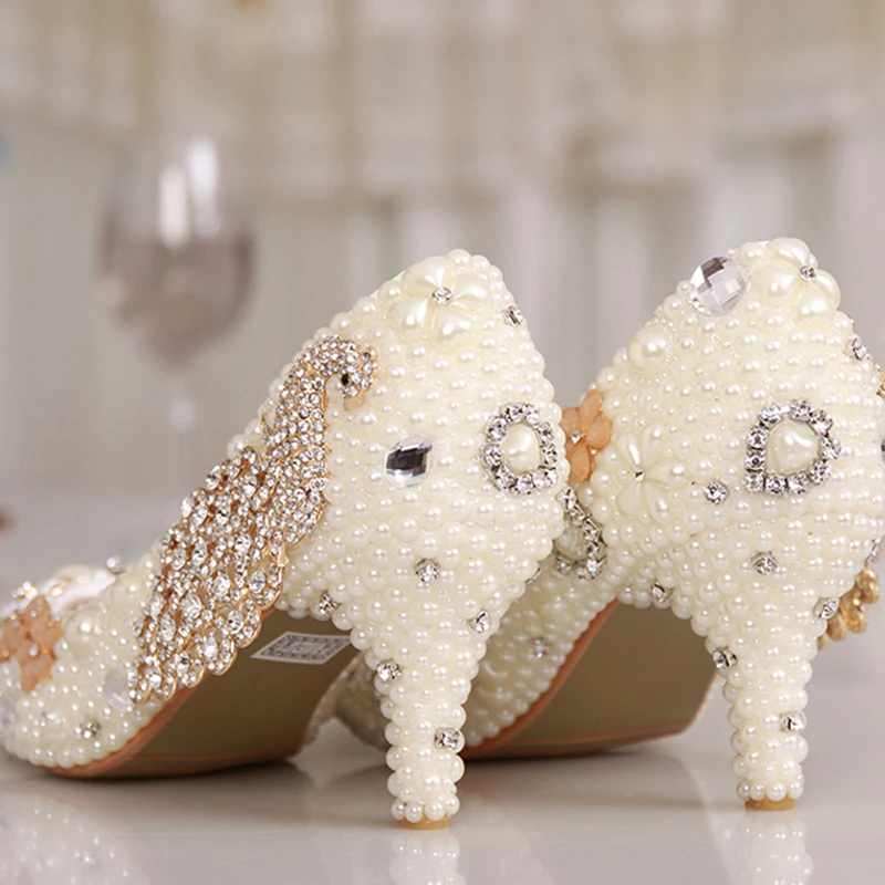Дамские туфли для выпускного бала жемчужно-белые свадебные на каблуке рюмочка