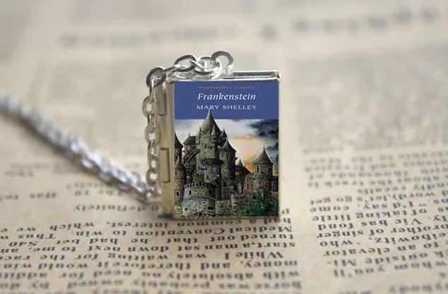 Ожерелье брелок с медальоном и обложкой в виде книги Франкенштейна серебряные