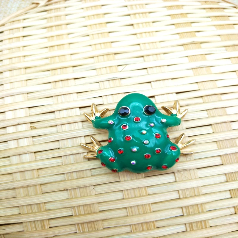 2017 unique lovely golden frog shape carved with shining rhinestone brooch female gift collar pin | Украшения и аксессуары