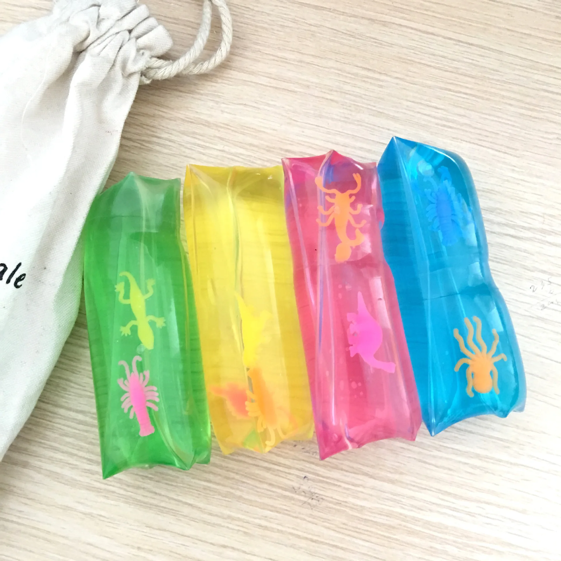 Large water-snake toy that can't catch the water. Water polo water bag is cute and cute. |