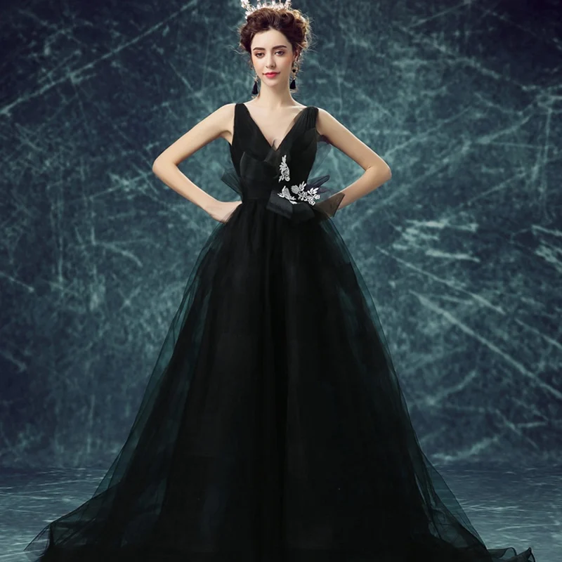 Женское вечернее платье черное для выпускного бала с треугольным вырезом и