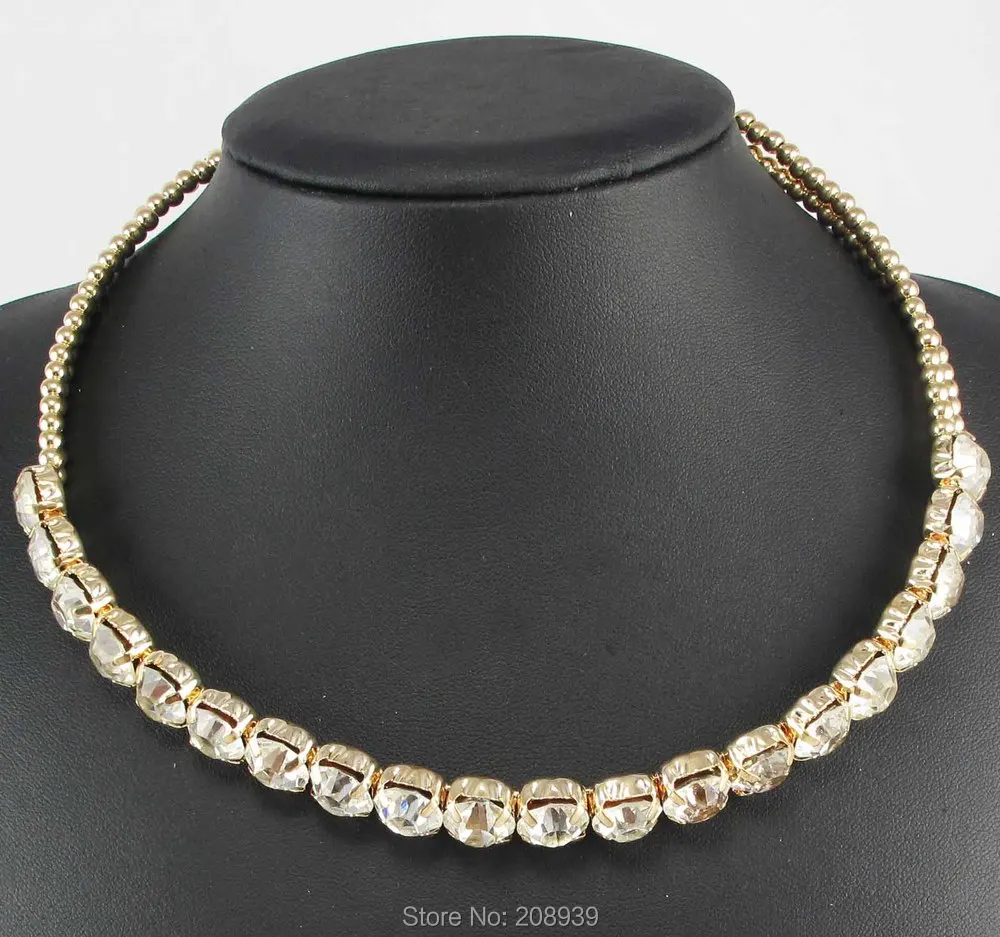 Женская цепочка ручной работы чокер с белым стеклом и архаичной золотистой