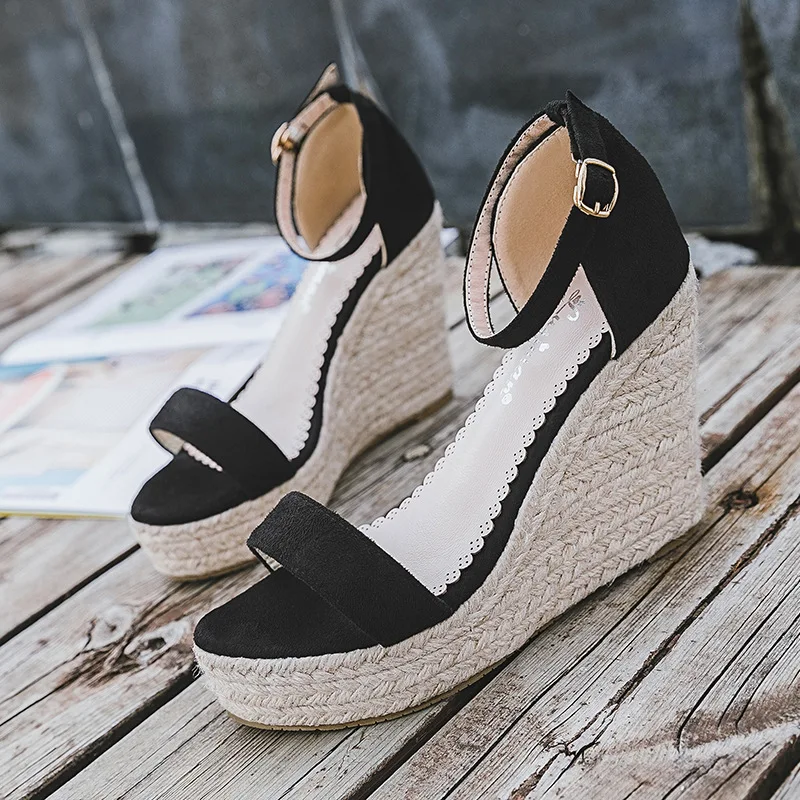 Выразительные сандалии гладиаторы на танкетке с открытым носком и ремешком