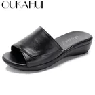 Туфли OUKAHUI женские уличные из натуральной коровьей кожи, Простые Летние шлепанцы на платформе, плоская подошва, Шлёпанцы на танкетке, однотонные шлепанцы