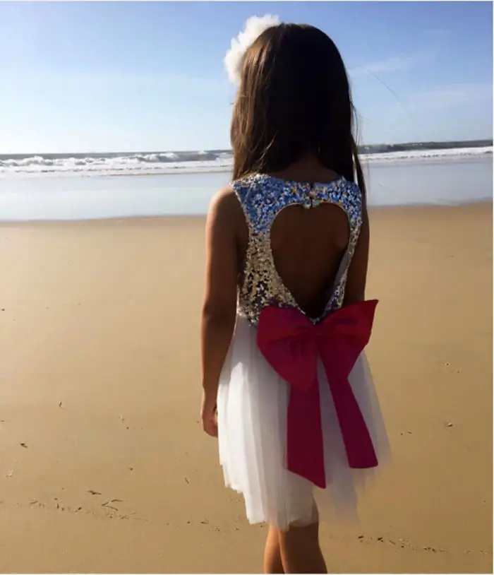 Детское платье с блестками вырезом на спине в виде сердца из фатина бантом