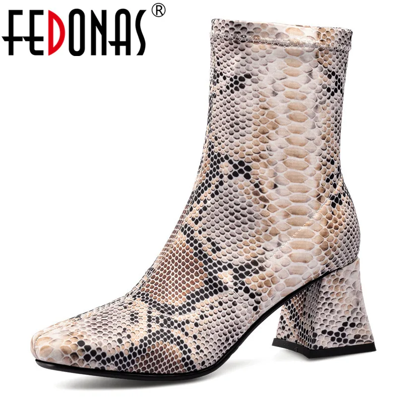 Женские ботинки FEDONAS на высоком каблуке из синтетической стрейч-ткани с принтом