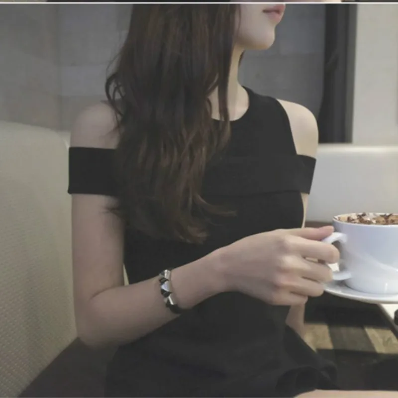 Женское платье трапециевидной формы однотонное черное с коротким рукавом и