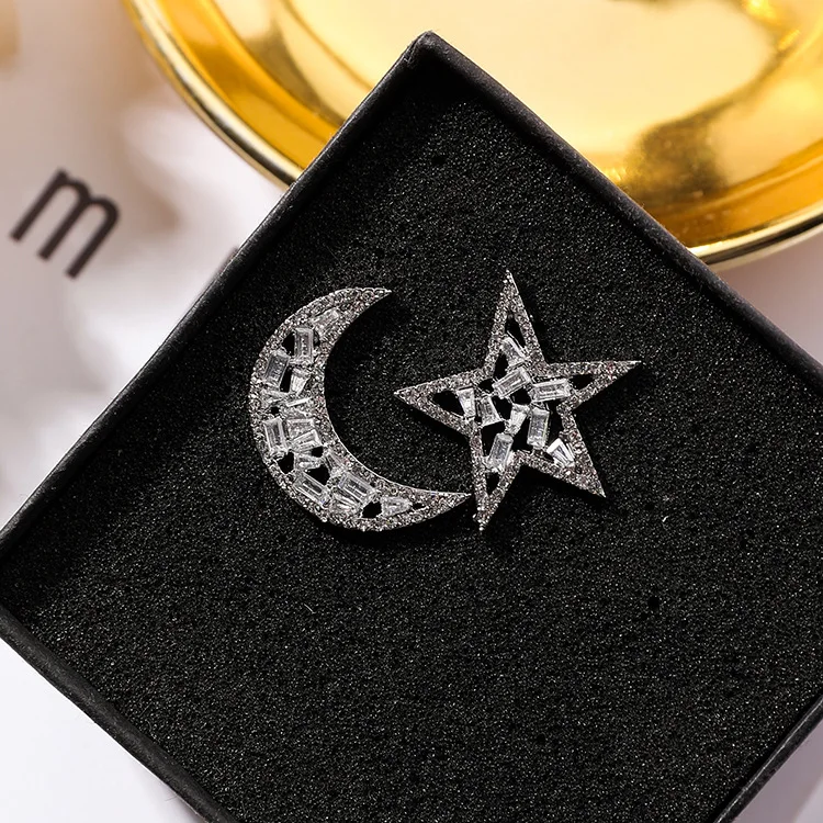 Серьги-гвоздики с несимметричным дизайном "Звезда Луна" с вырезом и украшенные стразами, модные украшения корейского стиля для женщин в 2018 году.