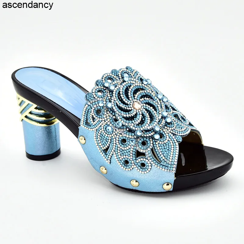Женские свадебные туфли дизайнерские на высоком каблуке украшенные стразами без