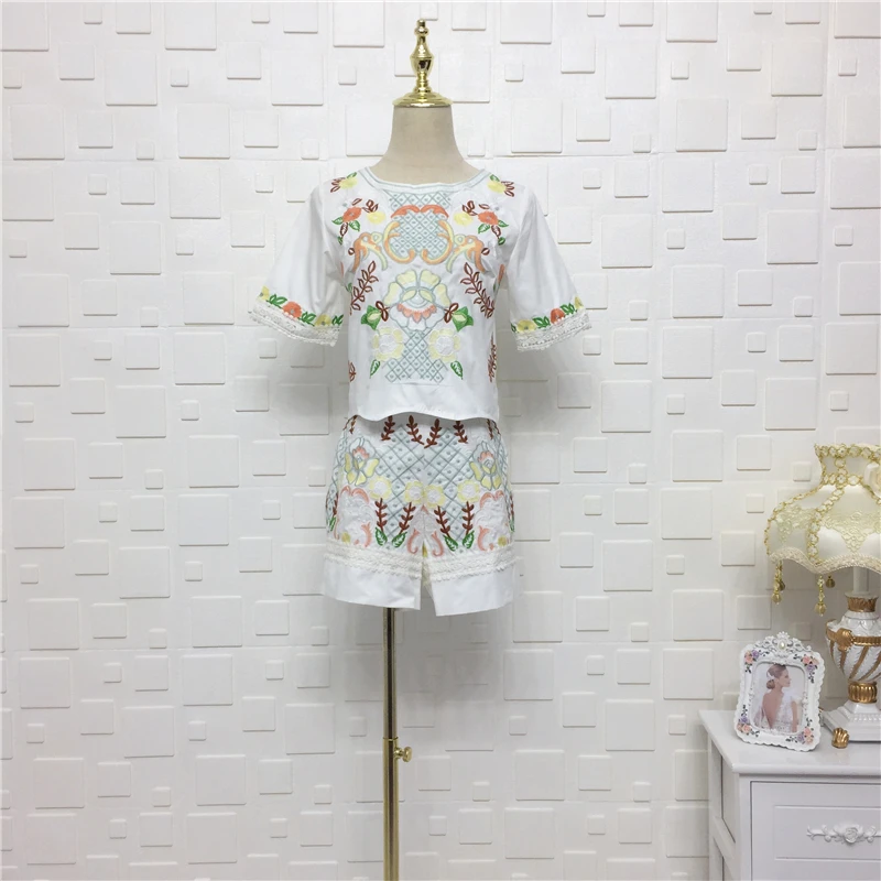 Женский сексуальный белый цветной цветочный комплект одежды с вышивкой и