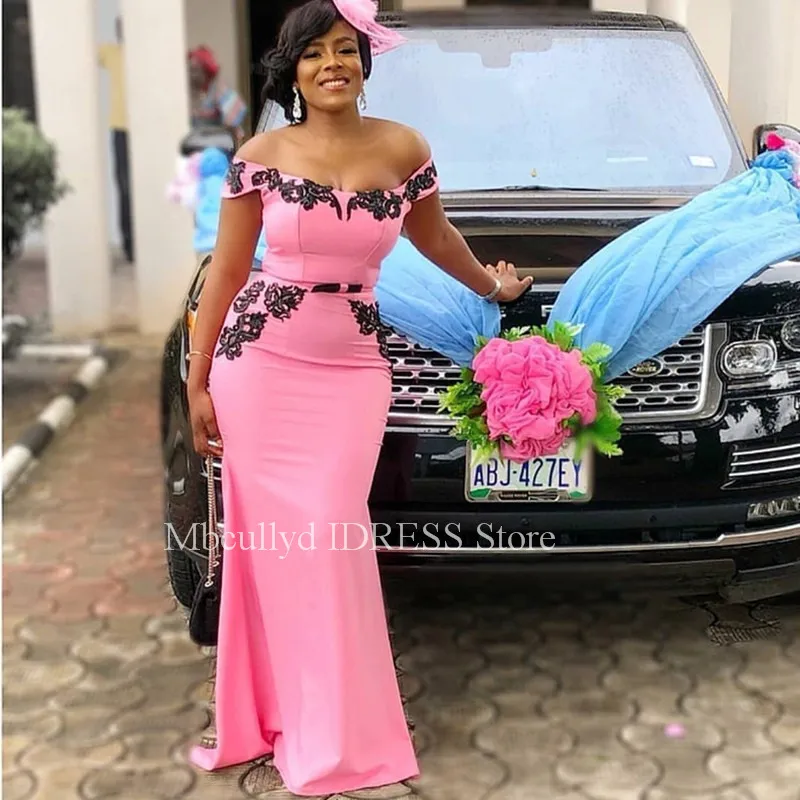 Женское длинное платье подружки невесты розовое с черной кружевной аппликацией