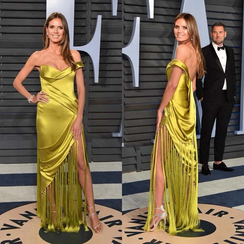 Женское атласное платье с открытыми плечами длинное вечернее высоким разрезом и