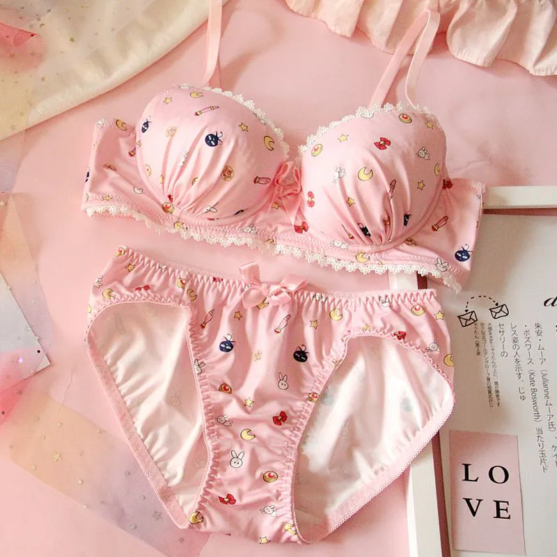 Японские милые и розовые девушки солдат со стальными кольцами молочными