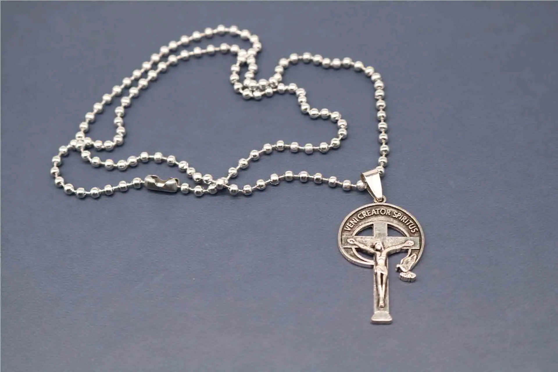 Много стилей. Религиозный металлический Христос перекрещивается на длинной