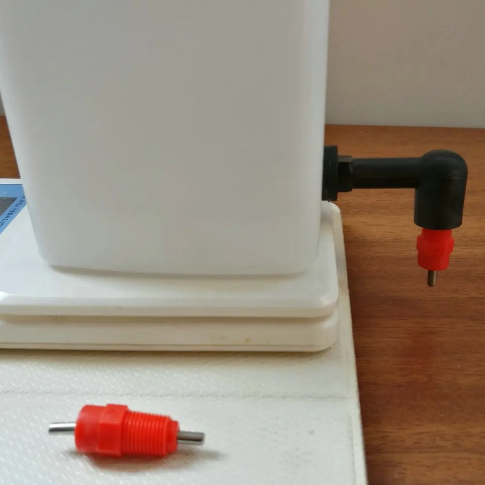 1 х л ведро и 2 Винтовая поилка для птицы цыплят птиц кроликов мышей|nipple drinker