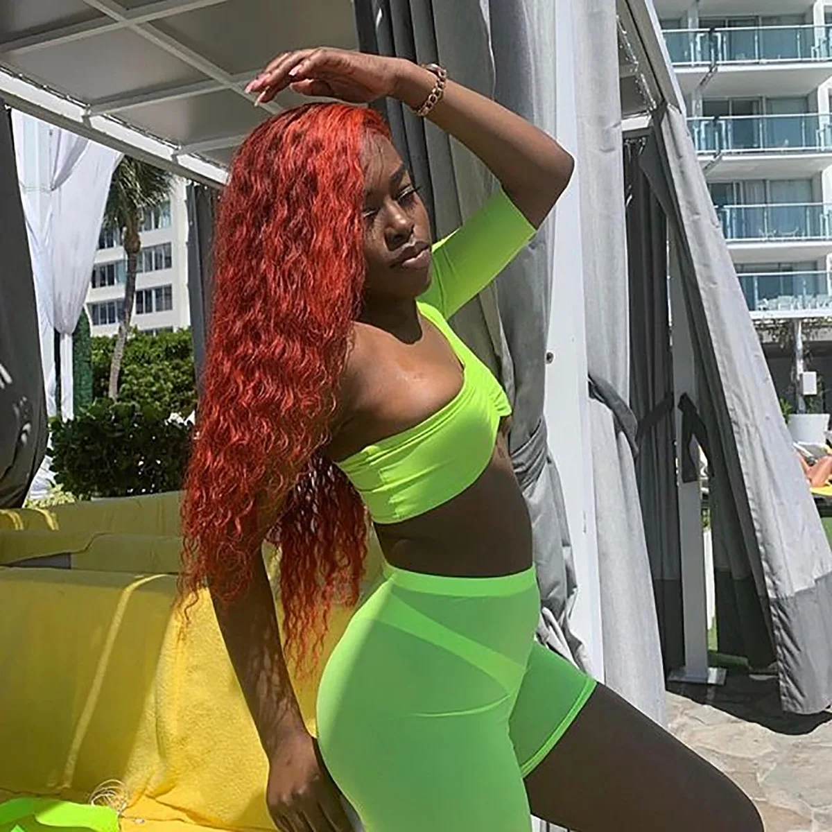 Женский облегающий костюм BKLD неоновый и зеленый топики с открытыми плечами шорты