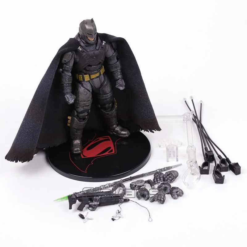 MEZCO TOYZ Бэтмен против Супермена на заре справедливости Бэтмен в доспехах 1:12 ПВХ фигурка Коллекционная модель игрушки с светодиодный светильник