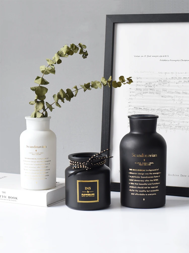 Скандинавская стеклянная ваза с креативными буквами черная/белая сухоцветами