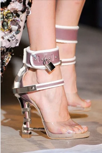 Великолепные босоножки с украшением в виде кристаллов обувь на необычном